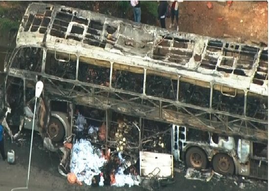 Pane elétrica provoca incêndio em ônibus na Rodovia Fernão Dias em Guarulhos