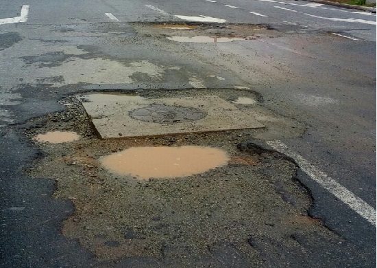 Moradores do Cecap reclamam de buracos em via importante do bairro