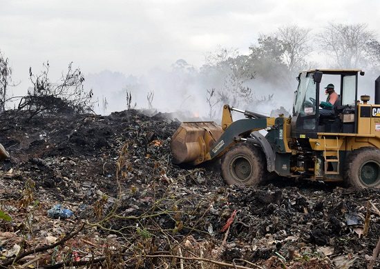 Prefeitura combate incêndio em aterro irregular no Jardim Hanna