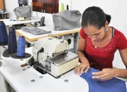 Mulheres recebem certificado de corte e costura