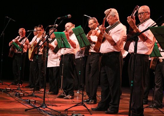 Orquestra de Violeiros se apresenta no Adamastor