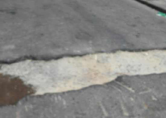 Moradores da região da Vila Galvão reclamam de buracos nas ruas