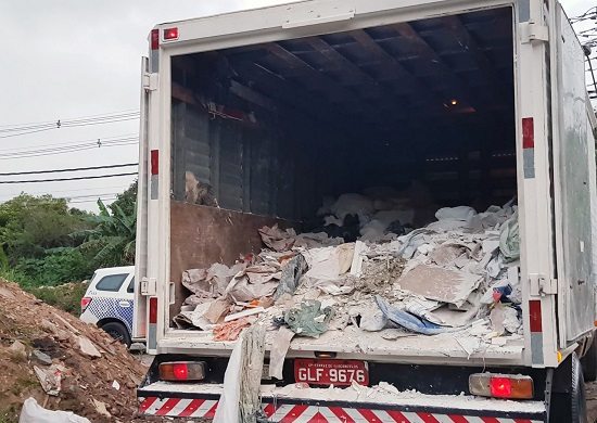 Prefeitura flagra descarte irregular na região de Cumbica