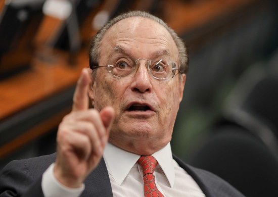 Maluf se entrega a PF após STF determinar cumprimento de pena