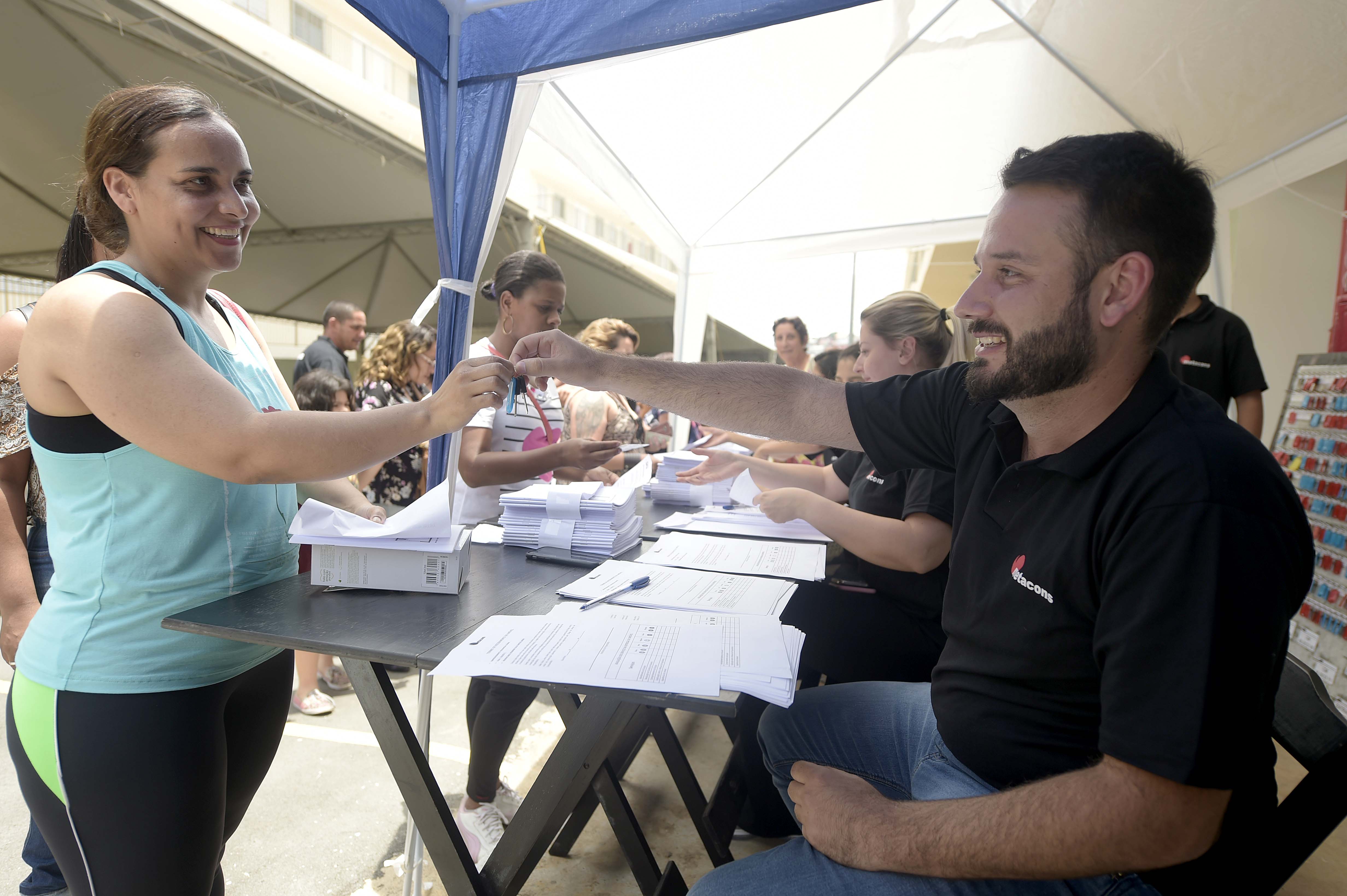 Prefeitura entrega moradias para 1.246 famílias