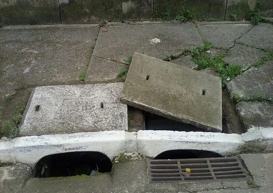 Problemas na calçada da Monteiro Lobato