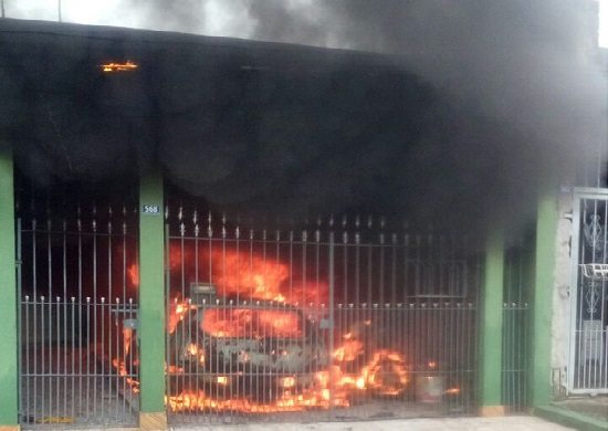 Via WhatsApp: Carro pega fogo dentro de casa no Presidente Dutra