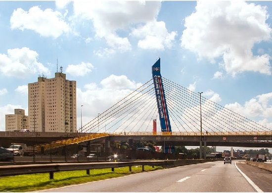 Acidente com carro e moto na Dutra deixa dois feridos em Guarulhos
