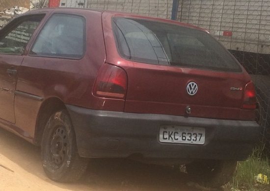 Veículos abandonados em frente ao PEV Iporanga. Um deles é roubado