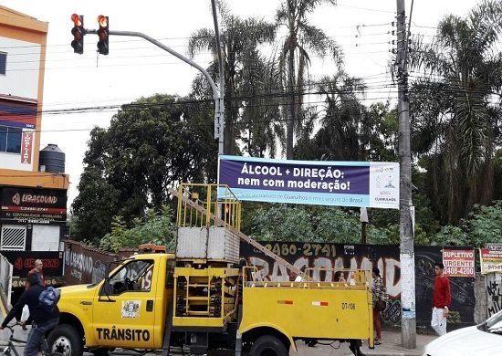 Vias recebem faixas de conscientização sobre segurança no trânsito