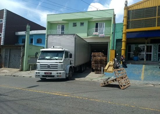 Caminhão fecha calçada e parte da avenida Silvestre Pires de Freitas