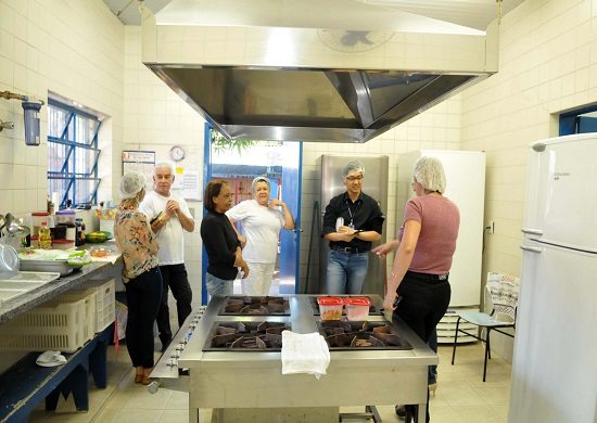 Após denúncias, Prefeitura fiscaliza qualidade da merenda escolar