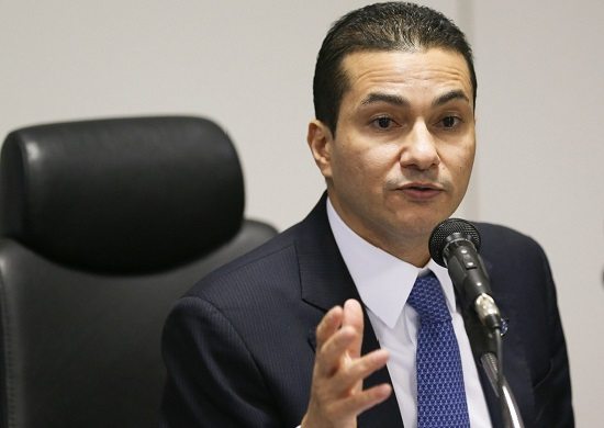 Ministro Marcos Pereira entrega carta a Temer pedindo demissão