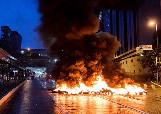 Avenida é fechada em protesto contra nova tarifa de transporte público em SP