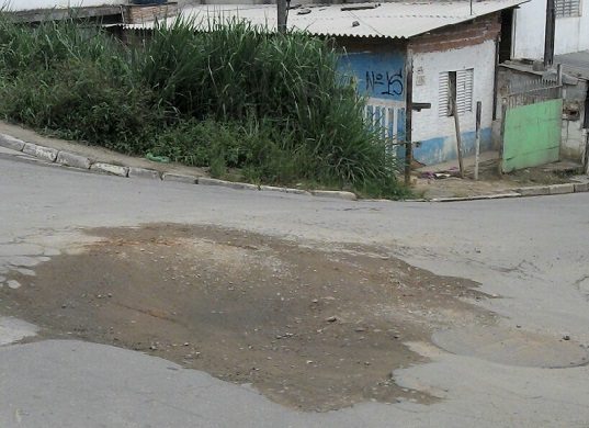 Buracos nas ruas incomodam moradores do Cabuçu