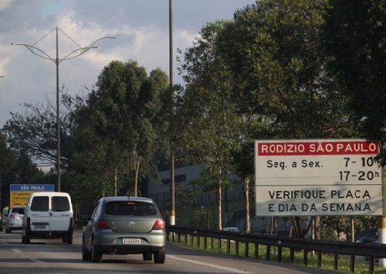 Rodízio de veículos em SP volta a ser aplicado a partir de hoje