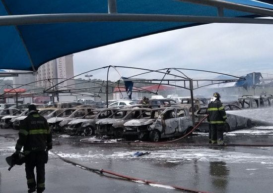 Incêndio no pátio de automóveis da Unidas, ao lado do aeroporto
