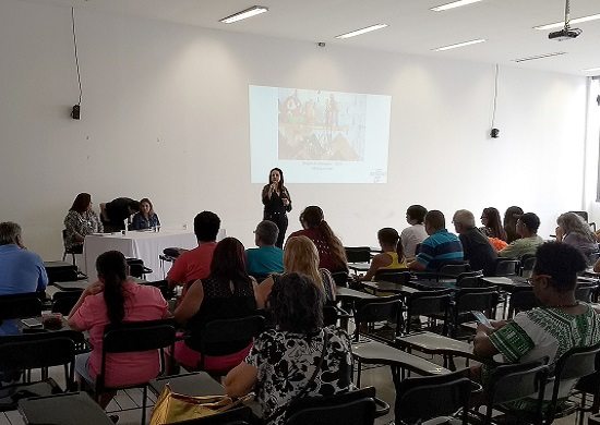 Prefeitura entrega 43 carteiras para artesãos de Guarulhos