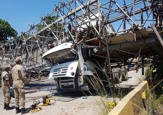 Passarela cai sobre caminhão no Rio de Janeiro