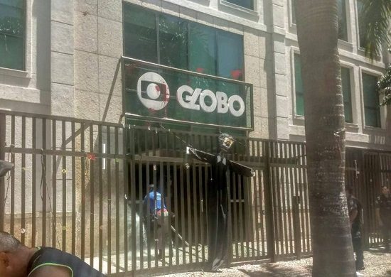Manifestantes invadem prédio da TV Globo no Rio