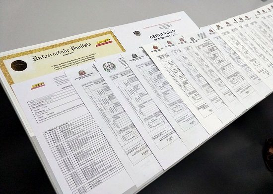 Polícia apreende adolescente com ‘fábrica’ de diplomas e atestados falsos