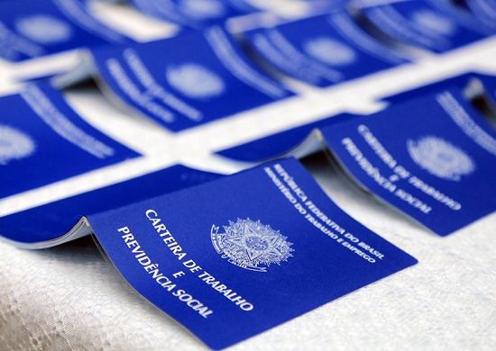 Brasil fecha 20,8 mil postos formais de trabalho em 2017