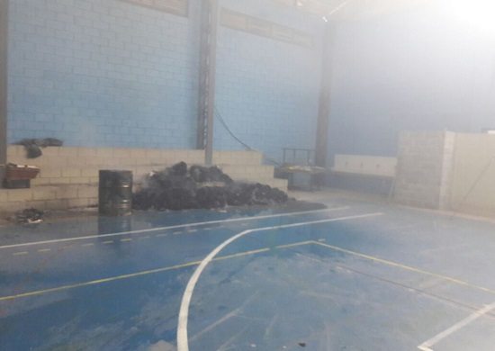 Diretora e vice são presas por queimar livros didáticos dentro de escola