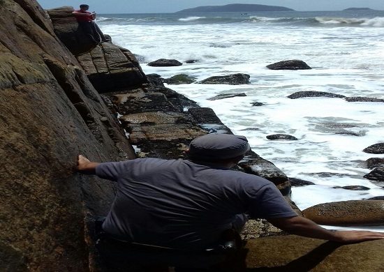Homem é resgatado de helicóptero de rochedo no mar após um dia desaparecido em SP