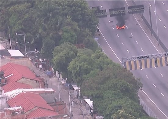 Confronto com 3 mortes causa pânico e interdições na Linha Amarela, no Rio de Janeiro