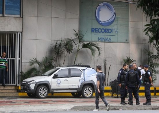 Policial civil invade prédio da TV Record de BH e faz porteiro refém