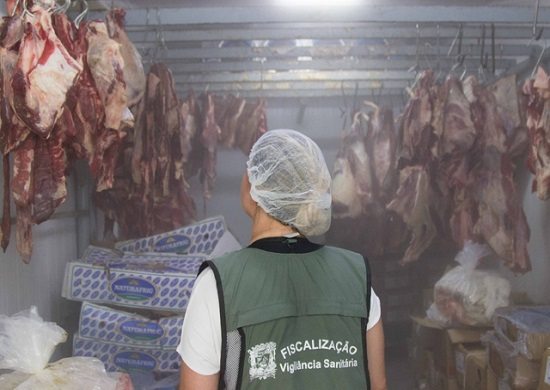 Vigilância Sanitária de São Sebastião interdita açougue no Canto do Mar e recolhe cerca de três toneladas de carne estragada