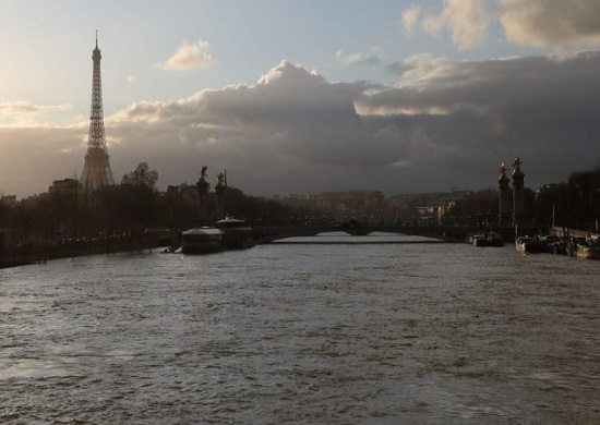 Subida do nível da água no rio Sena deixa Paris em estado de alerta