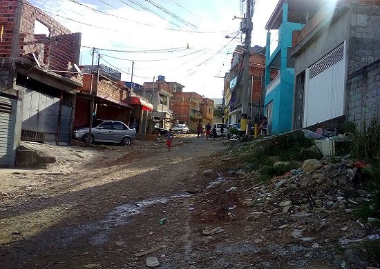 Moradores do Parque das Laranjeiras reclamam de problemas de saneamento