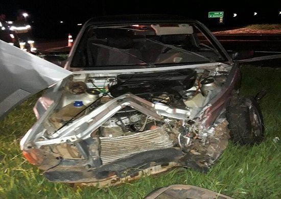 Acidente entre carro e ônibus deixa casal e criança feridos em rodovia