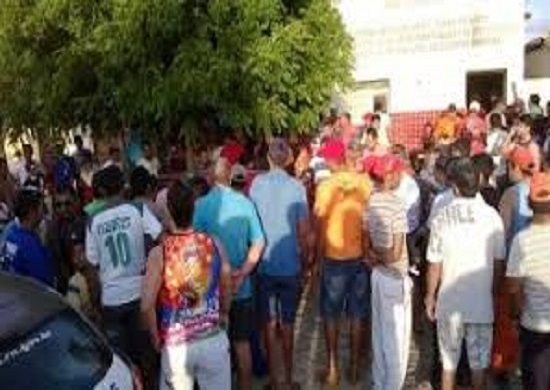 Multidão invade UBS na ZL de SP para se vacinar