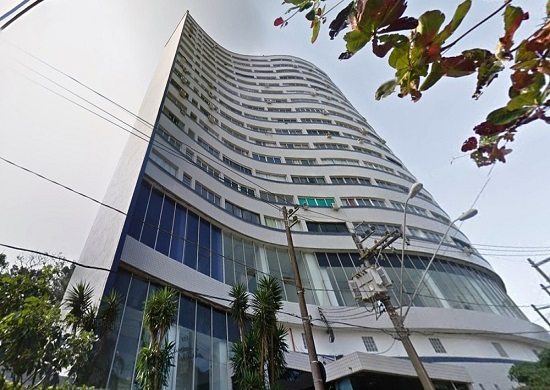 Turistas acham câmera atrás de espelho filmando momentos íntimos em apartamento alugado em SP