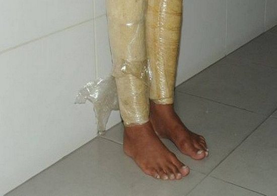 Polícia prende mulher com ‘caneleiras de cocaína’ no aeroporto de Guarulhos