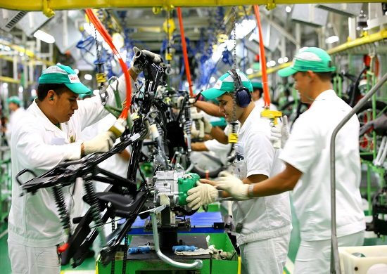 Após 3 anos de queda, produção da indústria fecha 2017 com alta de 2,5%