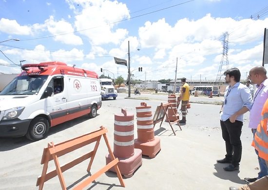 Durante visita técnica, prefeito abre novo desvio no Trevo de Bonsucesso