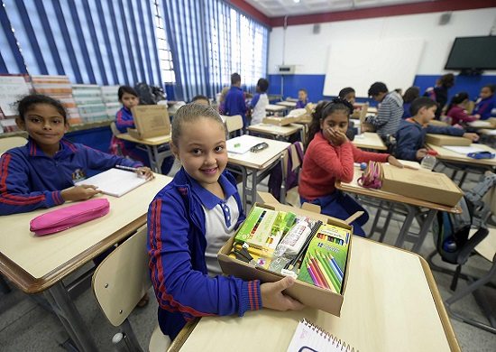 Prefeitura entrega kits de material escolar no primeiro dia de aula