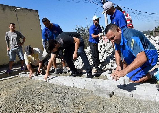 Prefeitura conclui pavimentação de rua no Jardim Mediterrâneo