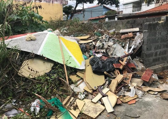 Terreno no Continental está tomado por mato e lixo