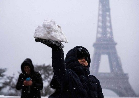 Torre Eiffel é fechada por causa da neve