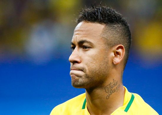 Neymar torce o tornozelo, deixa campo de maca e preocupa torcedores