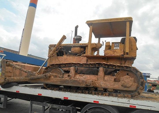 Prefeitura apreende trator e multa proprietário por despejo de resíduos em via