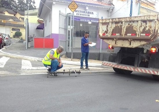 Técnicos do IPT analisam pavimento que recebeu o cimento verde
