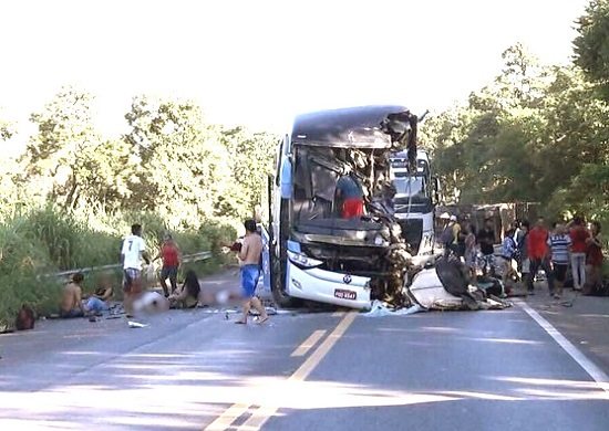 Ônibus e carretas se envolvem em acidente grave e deixam mortos e feridos em Goiás