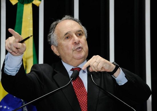 Senador Cristovam Buarque é internado com pneumonia
