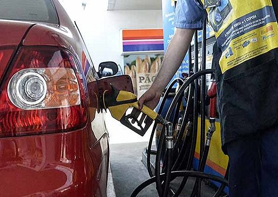 Preço da gasolina nos postos tem primeira queda em 14 semanas