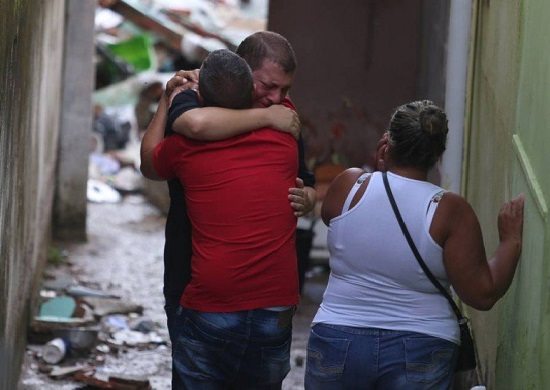 Temporal mata quatro no Rio de Janeiro e gera caos em vias expressas, trens e BRT